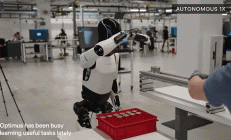 特斯拉Optimus人形机器人进厂打工，娴熟分装电池，还能走更远了